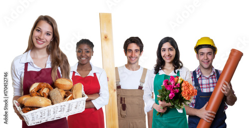 Lachende Bäckereiverkäuferin zweigt Daumen mit anderen Azubis photo