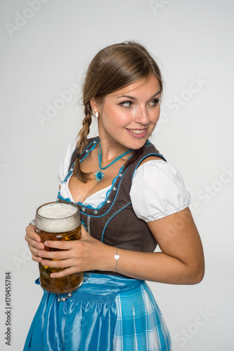 Mädchen mit Maß Bier schaut nach rechts photo