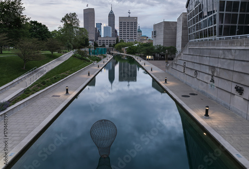 Fotografía Indianapolis Dusk Canal Skyline
