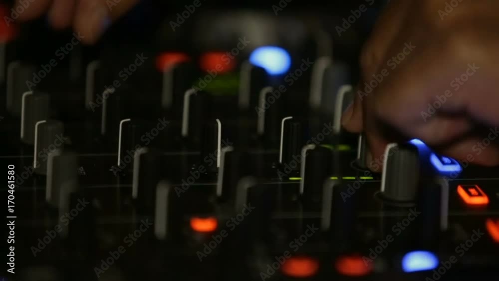 Discoteca notturna con persone che ballano, dj consolle e cocktail