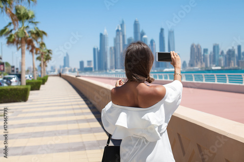 Canvas Print Tourist woman taking travel picture with phone