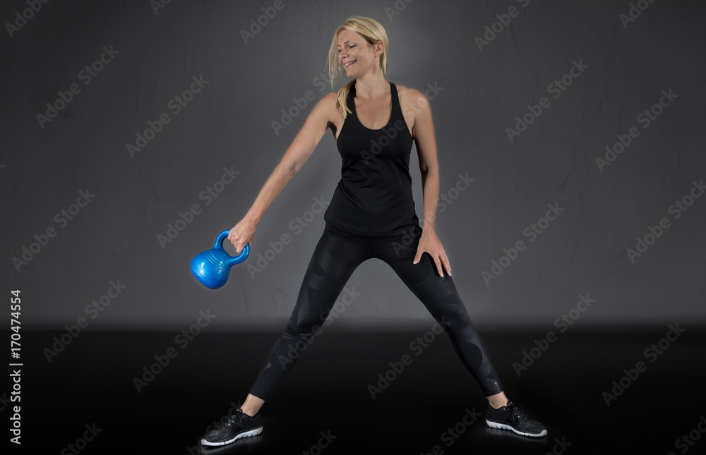 Reifere Frau im Sport Outfit mit Kugelhantel, Workout Reifere Frau im Sport Outfit mit Kugelhantel, Workout