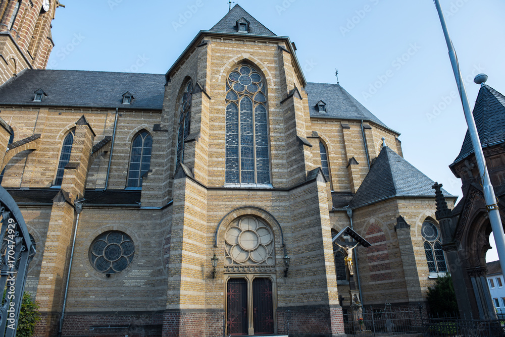 Fototapeta premium Marienkirche in Gusdorf bei Grevenbroich in der Abendsonne
