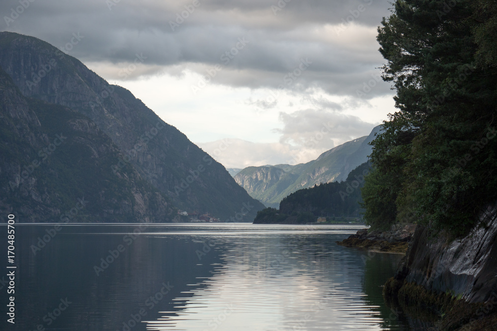 Obraz premium Norway - ideal fjord reflection in clear water