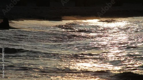 leichte Wellen und Brandung im Sonnenuntergang an der Ostsee