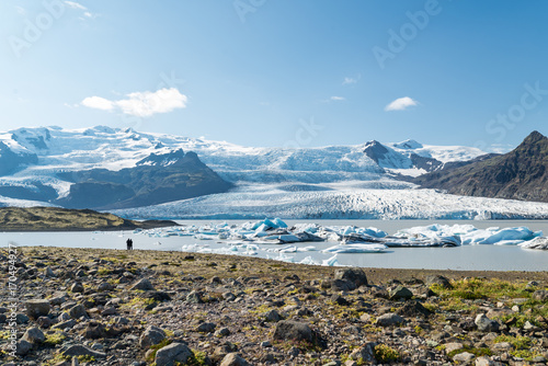 Silueta de una pareja mirando hacia la lengua glaciar Fjallsjökull en Islandia photo