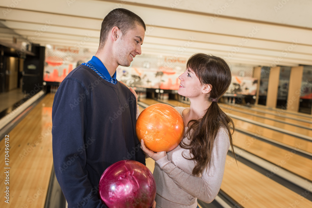 Fototapeta premium couple going bowling