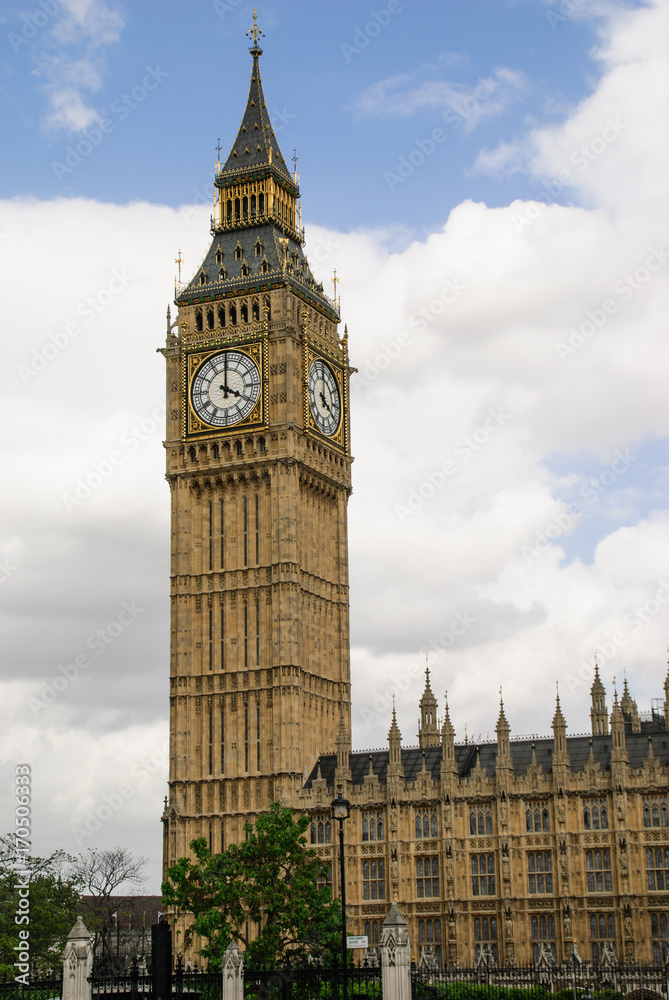 Obraz premium Big Ben against a Cloudy Sky