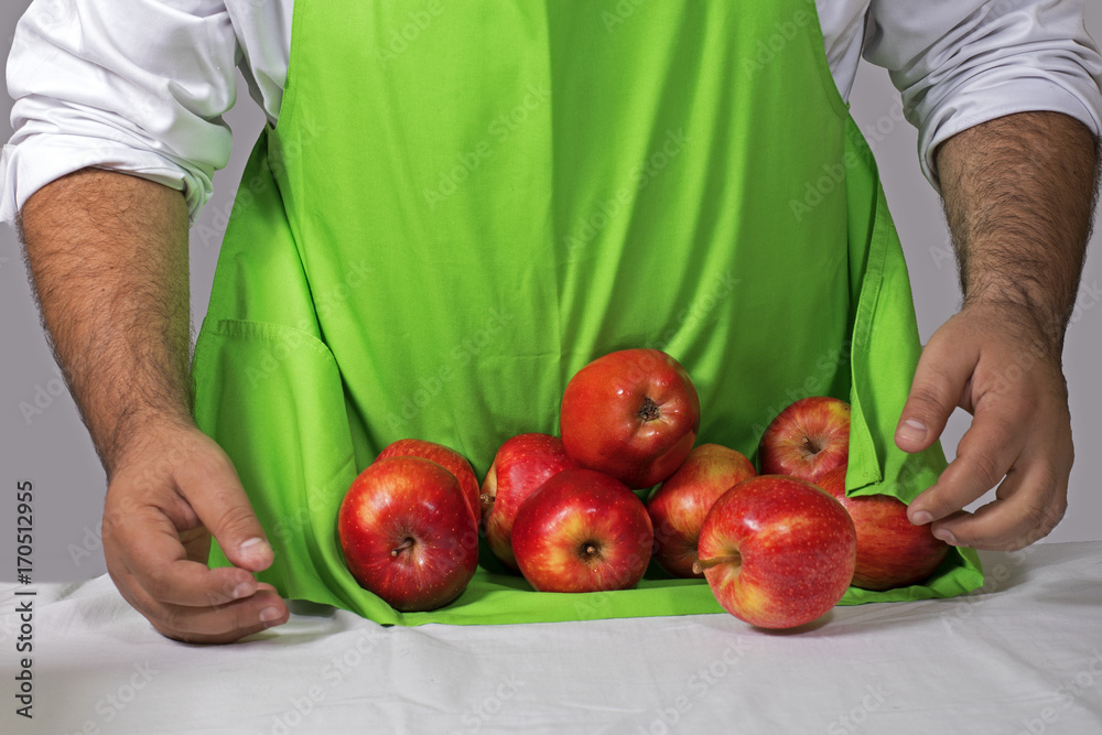 Dependiente de Frutería con Manzanas rojas Dependiente de Frutería con Manzanas rojas