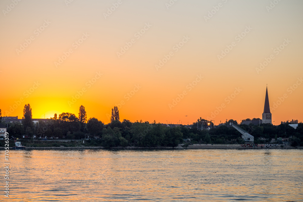 Sonnenaufgang am Rheinufer in Mainz