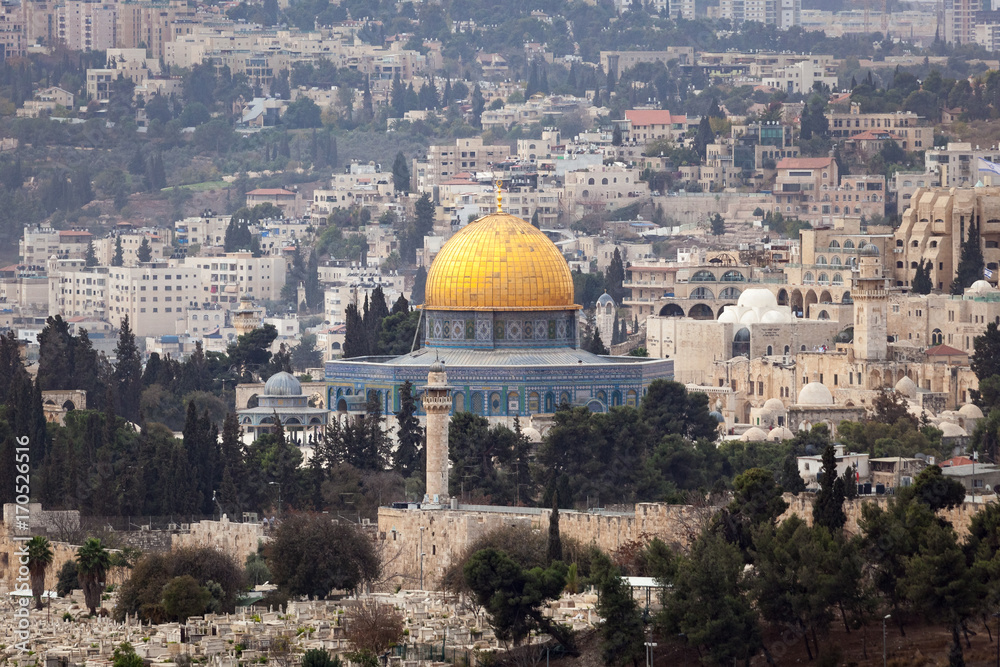 Obraz premium Scenic view of the historic, Islamic Shrine of Dome of the Rock Jerusalem cityscape on the Temple Mount. / Dome of the Rock Jerusalem