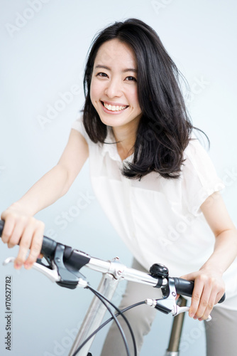 自転車に乗る女性 