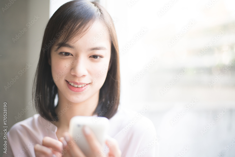 スマートフォンを使う女性 スマートフォンを使う女性