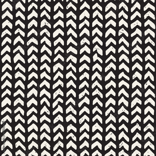 Hand drawn style seamless pattern. Abstract geometric tiling background in black and white. Vector doodle line lattice