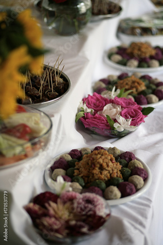 festliches Buffet mit Salaten und Blumen