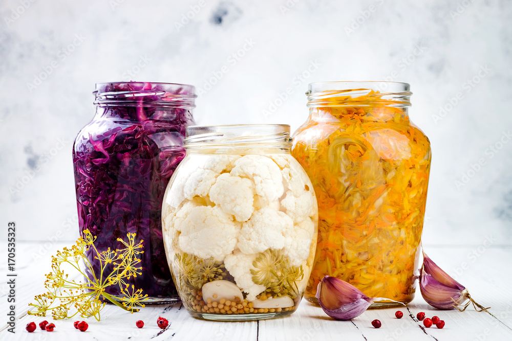 Φωτογραφία Sauerkraut variety preserving jars
