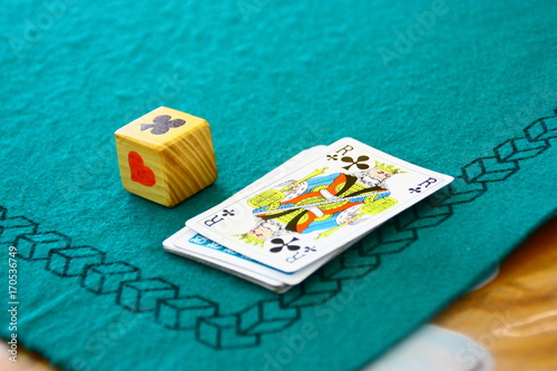jeu de cartes de belote,et dé,sur tapis