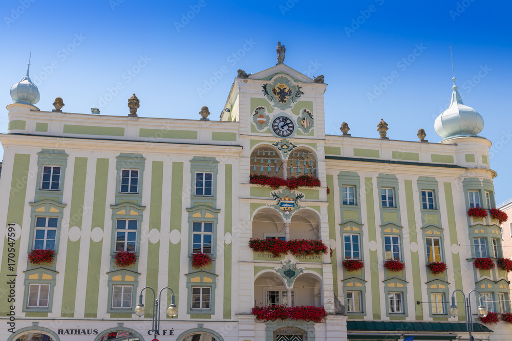 Gmunden Rathaus, Glockenspiel, Traunsee StockFoto Adobe Stock