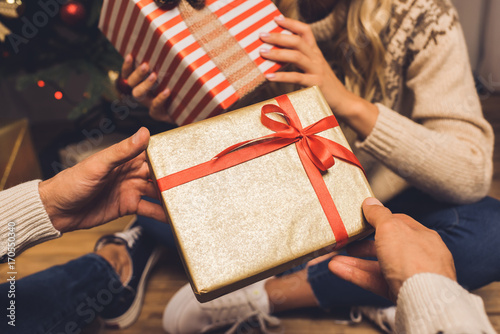 Fotografie couple exchanging christmas gifts