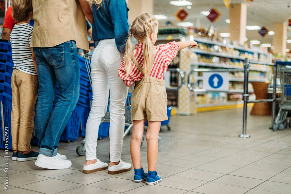 Obraz premium family shopping in supermarket
