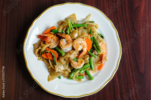 Pad Khee Mao, Stir-fried with wide rice noodles, hot peppers, carrots, green beans, onions, tomato and sweet basil leaves.