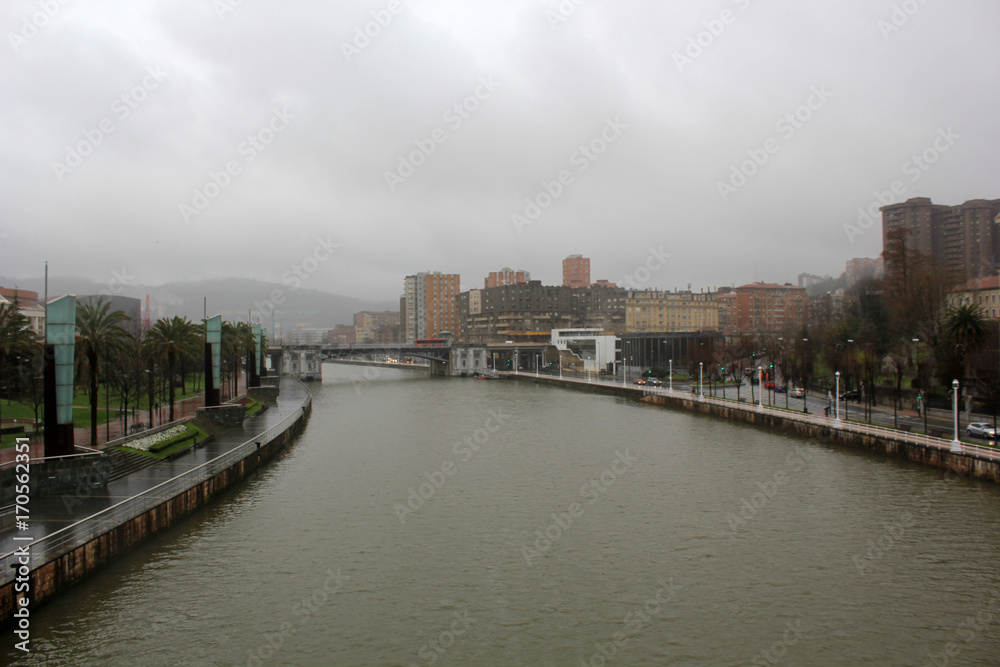 Fluss in Bilbao bei Regen