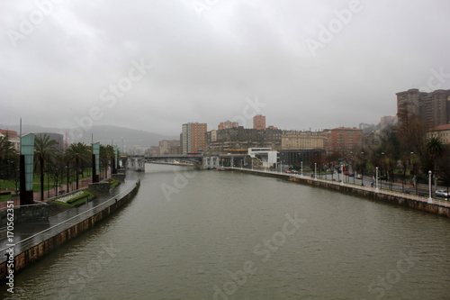 Fluss in Bilbao bei Regen © unikat_design