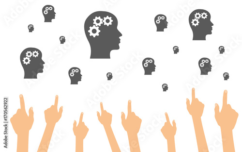 Hände zeigen auf Köpfe im Profil mit Zahnrädern