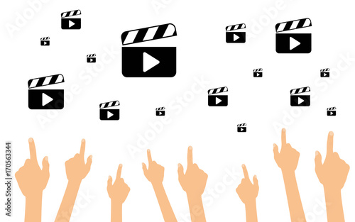 Hände zeigen auf Filmklappen mit Wiedergabe Symbolen