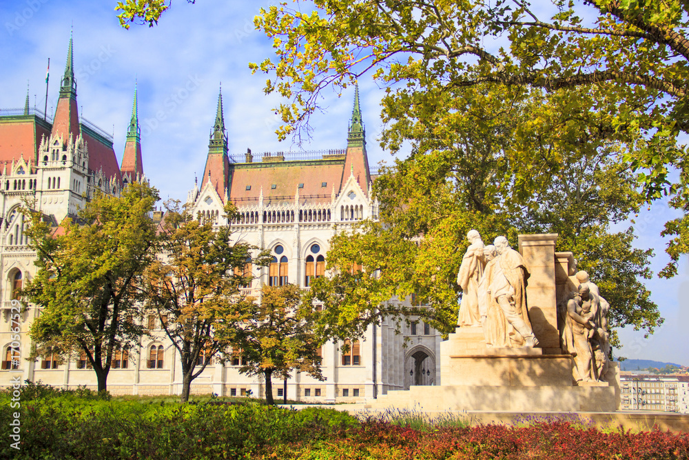 Obraz premium Beautiful view of the statue of Lajos Koshutu with associates in the background of the Hungarian Parliament in Budapest, Hungary