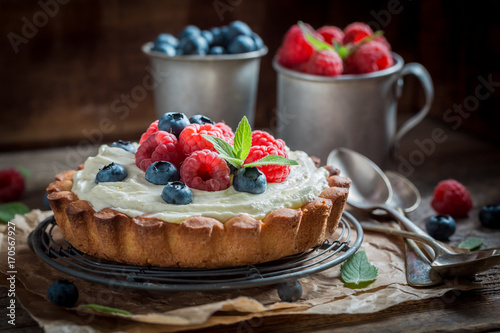 Obraz na płótnie Enjoy your tart with blueberries and raspberries