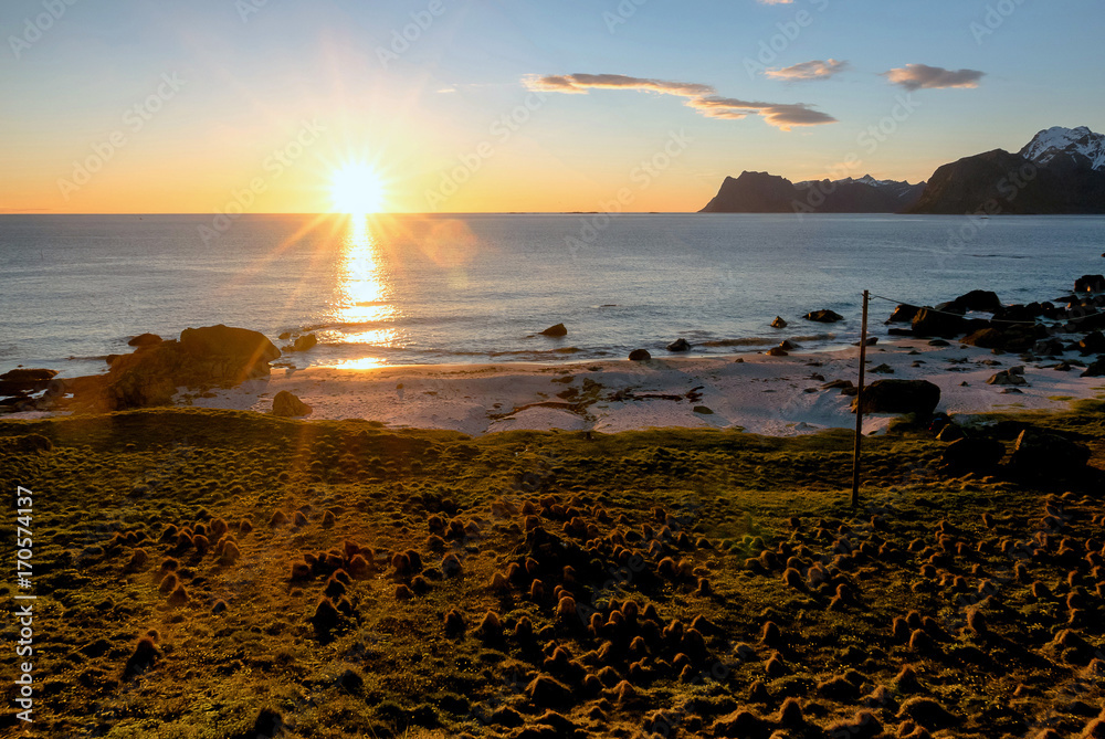 Obraz premium Scenic view of beautiful midnight sun in Norway.