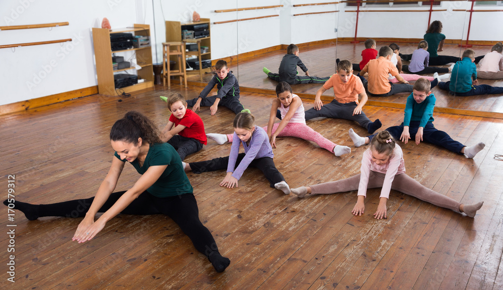 Obraz premium children with trainer stretching