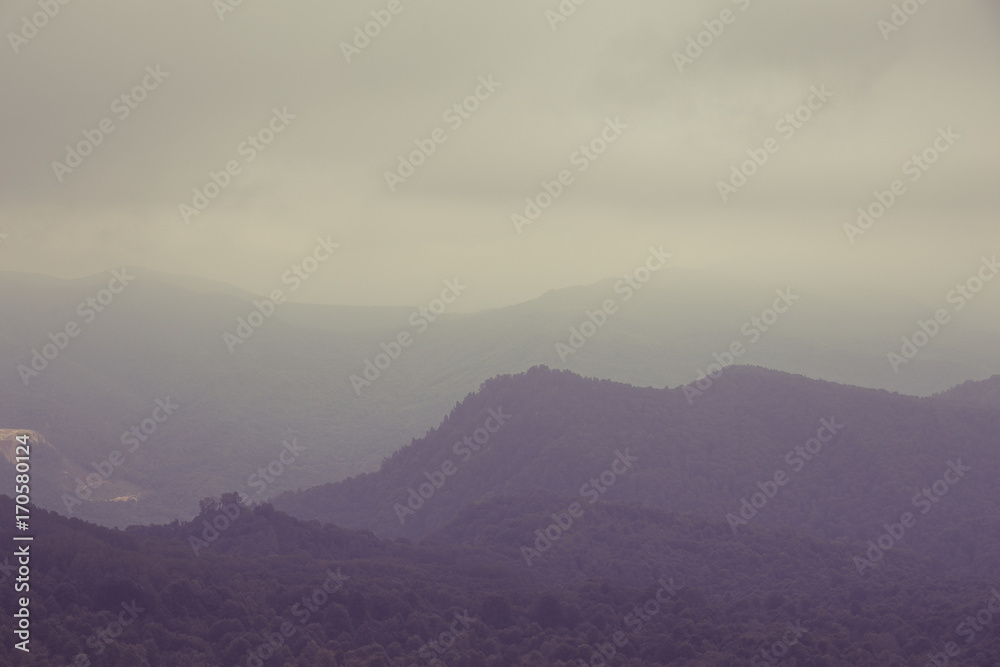 Obraz premium Mountain landscape in low lying clouds or fog