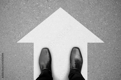 Schilderij op canvas Black shoes and direction sign to go straight