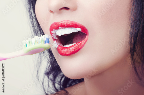 girl cleaning teeth