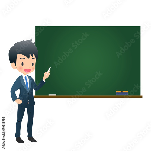 チョークを持って黒板の前に立つスーツ姿の若い男性教師