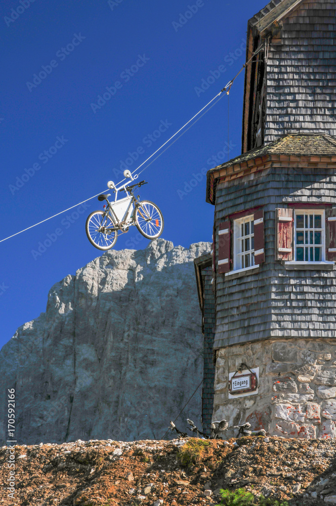 Falkenhütte mit hängenden Fahrrad auf der Lalidererwand im Karwendelgebirge