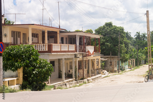 Fototapeta Naklejka Na Ścianę i Meble -  Calle en un pueblo de Cuba, 