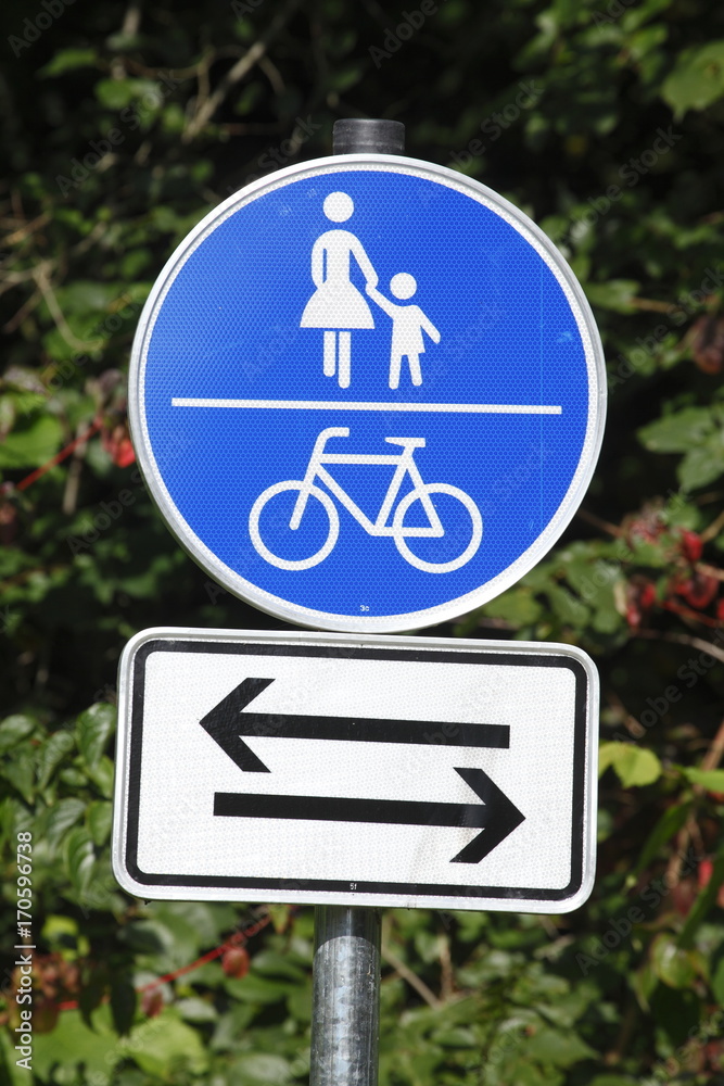Verkehrsschild gemeinsamer Geh und Radweg Stock Photo Adobe Stock