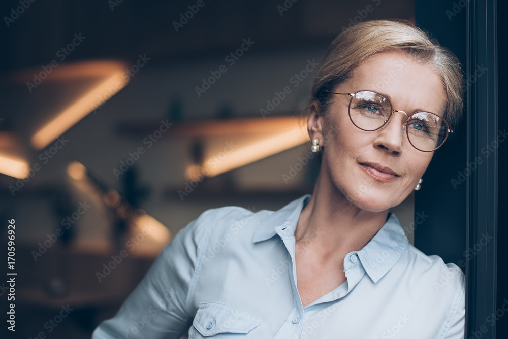 pensive woman in eyeglasses - obrazy, fototapety, plakaty 