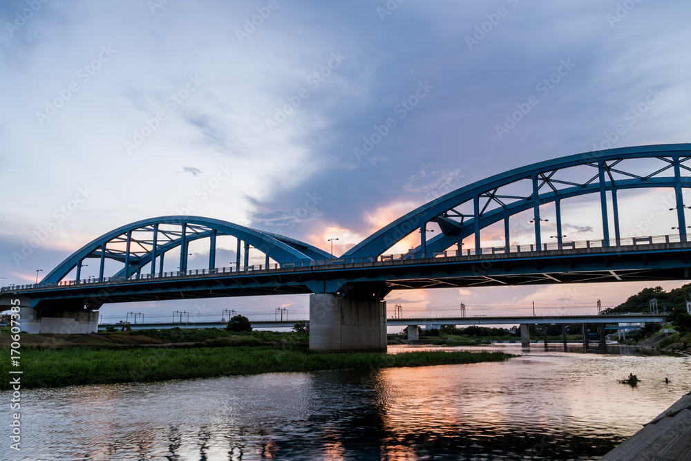 夕暮れ時の多摩川と丸子橋