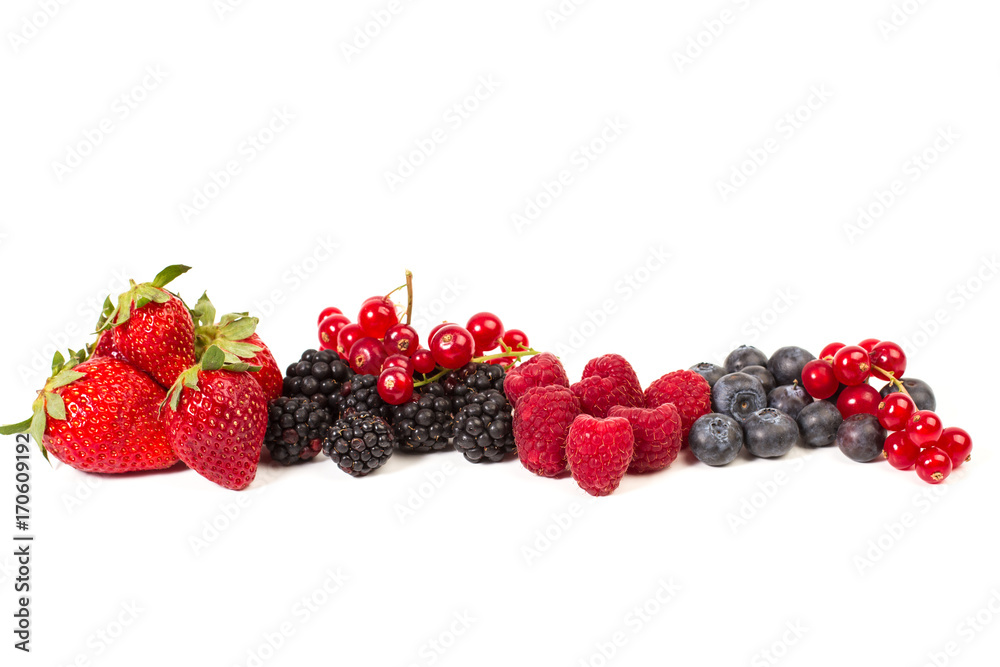 Variedad de frutos rojos bayas sobre un fondo blanco liso y aislado. Vista  de frente y de cerca. Copy space Stock-foto