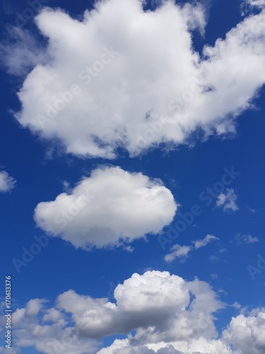 Haufenwolken vor blauen Himmel