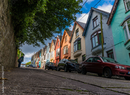 Fototapeta Naklejka Na Ścianę i Meble -  Bunte Häuser auf Straße mit starker Steigung