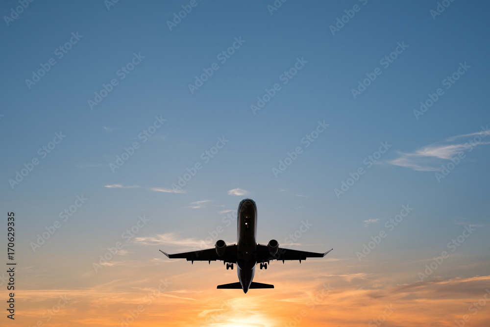 Naklejka premium samolot na niebo zachód słońca, sylwetka samolotu niebo malownicze