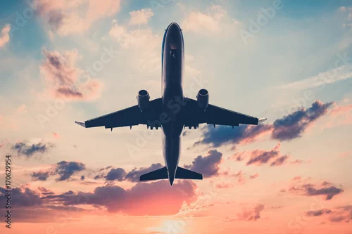 Obraz samolot na zachodzie słońca niebo - odrzutowiec, latający samolot