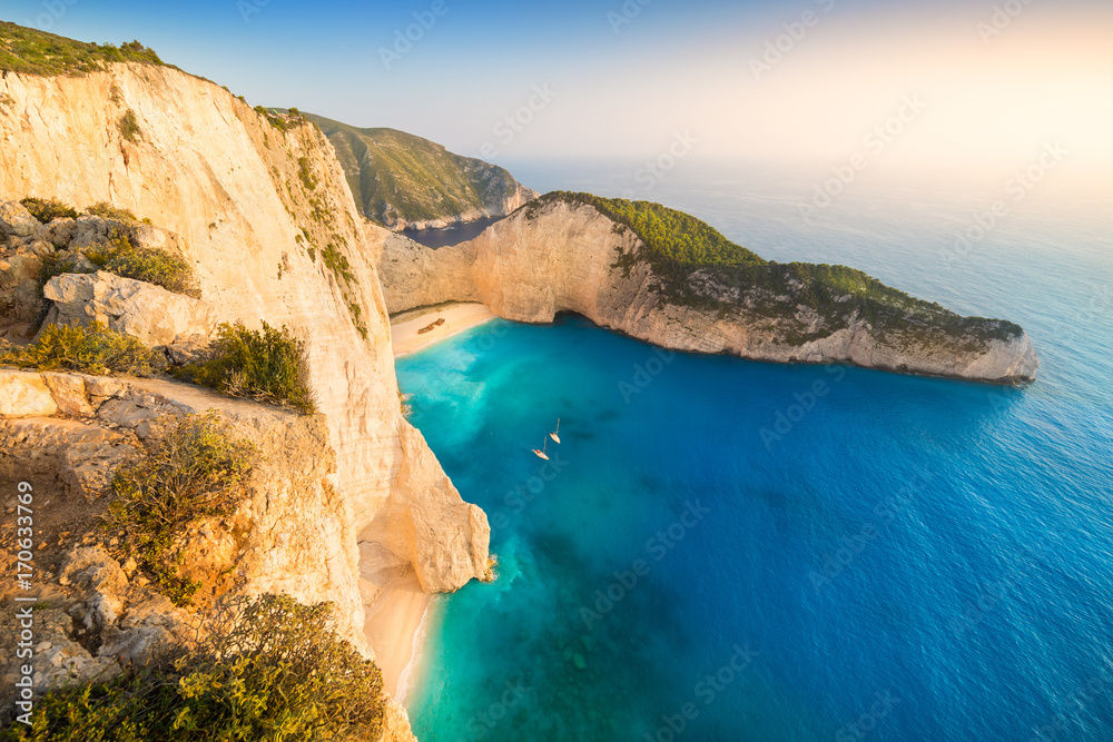 Fototapeta premium Plaża Navagio (plaża wraku) o zachodzie słońca na wyspie Zakynthos, Grecja