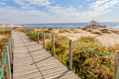 Εκτύπωση καμβά Vista da Capela da Senhora da Pedra na Praia de Miramar em Gaia Portugal