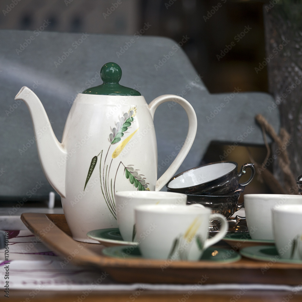 Φωτογραφία White stylish coffee set in the style of the sixties in the shop window of chari
